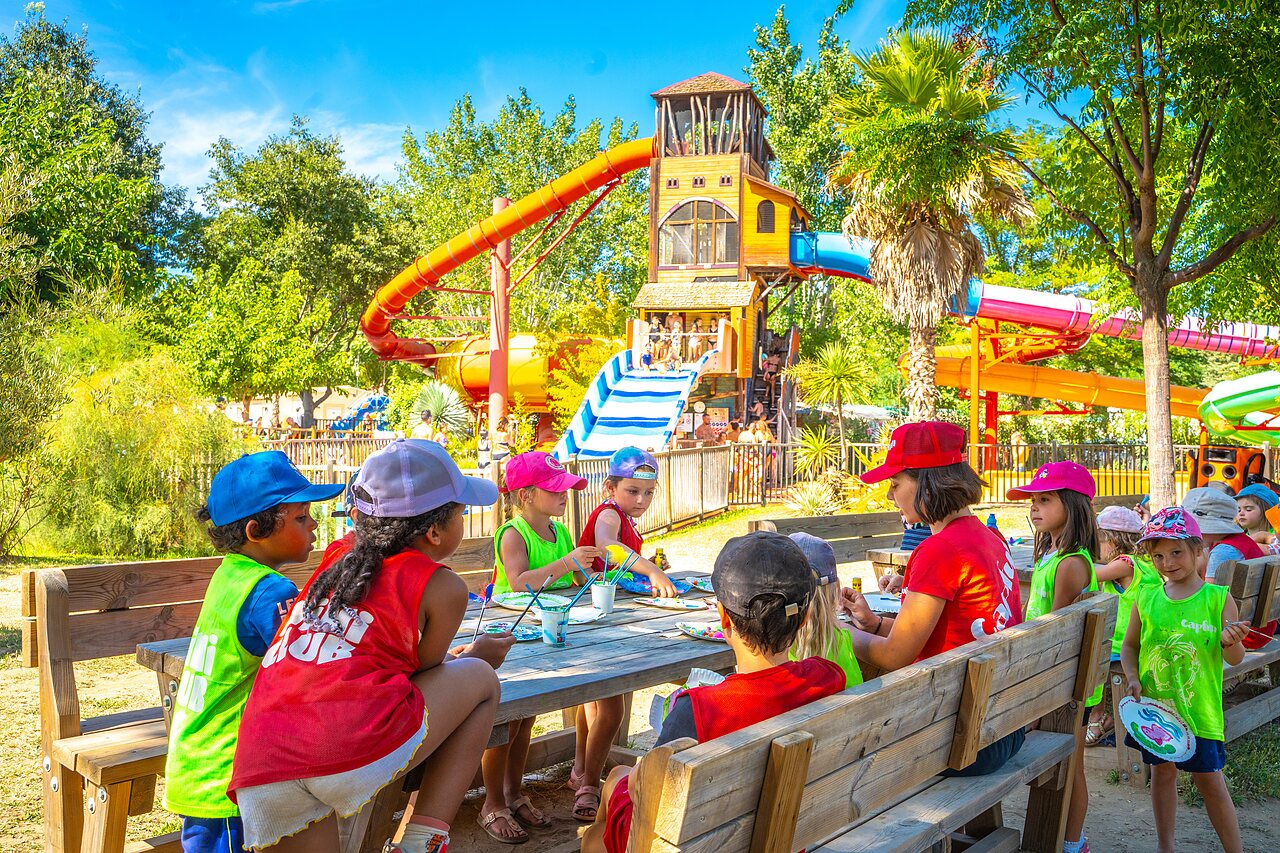 Atelier cr�atif pour enfants et toboggans aquatiques au camping CAPFUN Soubeyranne � REMOULINS (30).