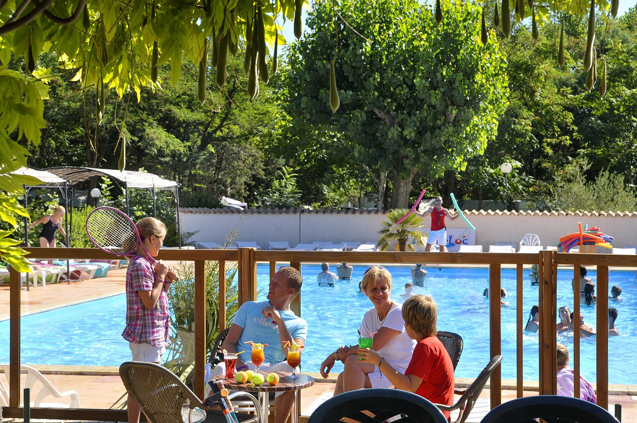 Piscine ext�rieure, animations et famille au CAPFUN Soubeyranne � REMOULINS (30).