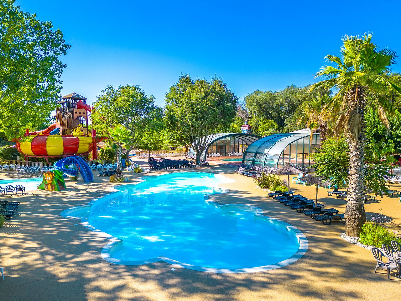 Grand parc aquatique avec toboggans et piscines couvertes au camping CAPFUN Soubeyranne � REMOULINS (30).