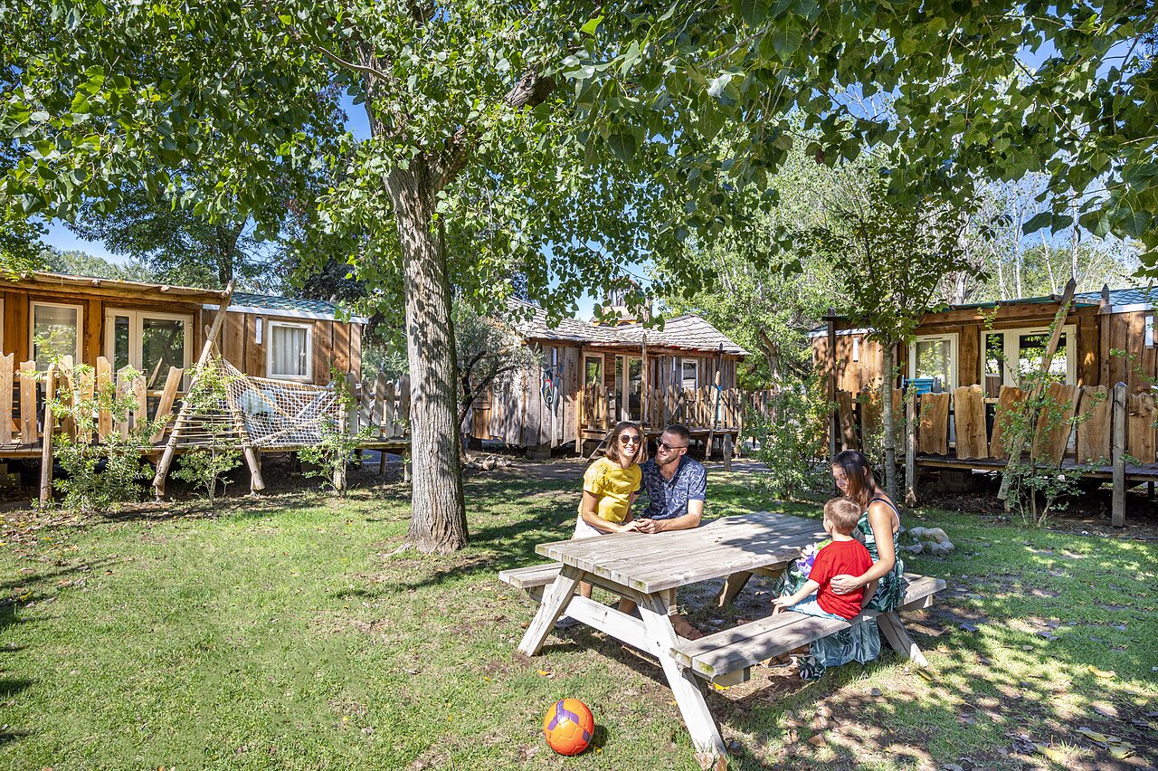Mobil-homes en bois, famille, verdure au camping CAPFUN Soubeyranne � REMOULINS (30).