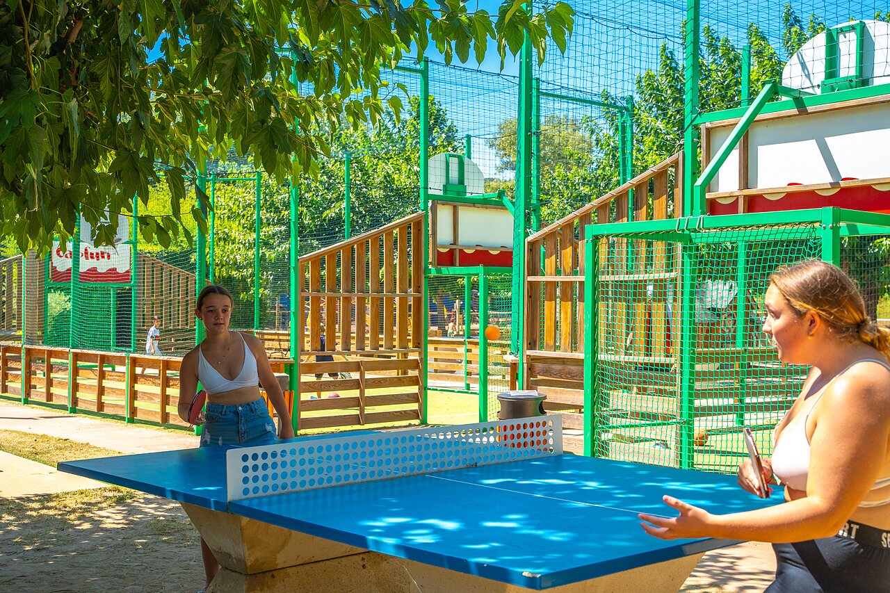 Partie de tennis de table au camping CAPFUN Soubeyranne � REMOULINS (30).