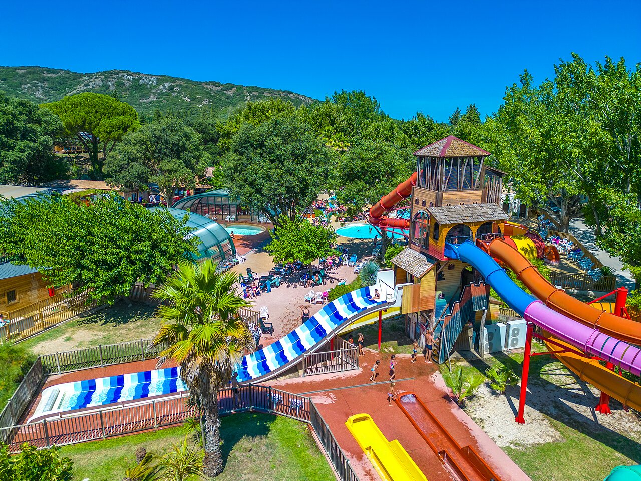 Toboggans aquatiques, piscine ext�rieure et couverte au camping CAPFUN Soubeyranne � REMOULINS (30).