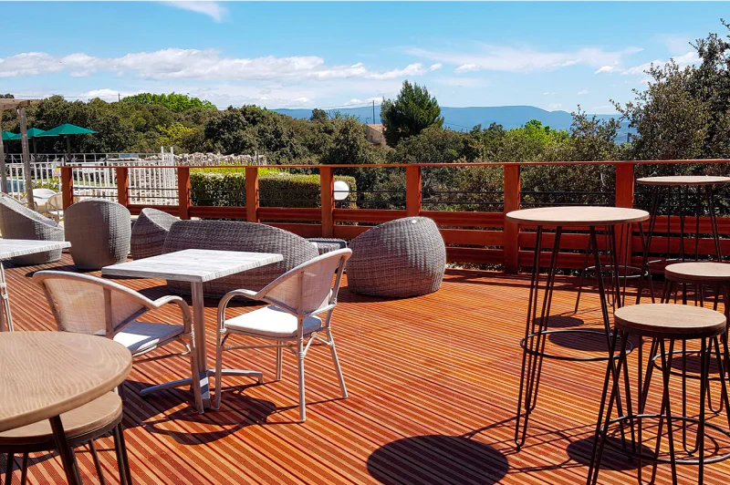 Terrasse de bar-restaurant moderne au camping CLICOCHIC Les Sources de Gordes � GORDES (84).