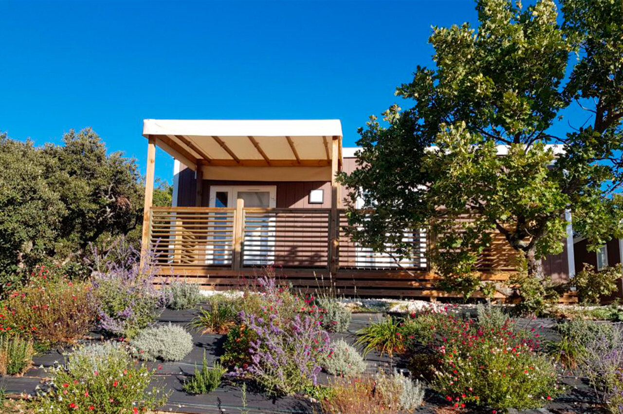 Mobil-home moderne et terrasse au camping Les Sources de Gordes � GORDES (84).