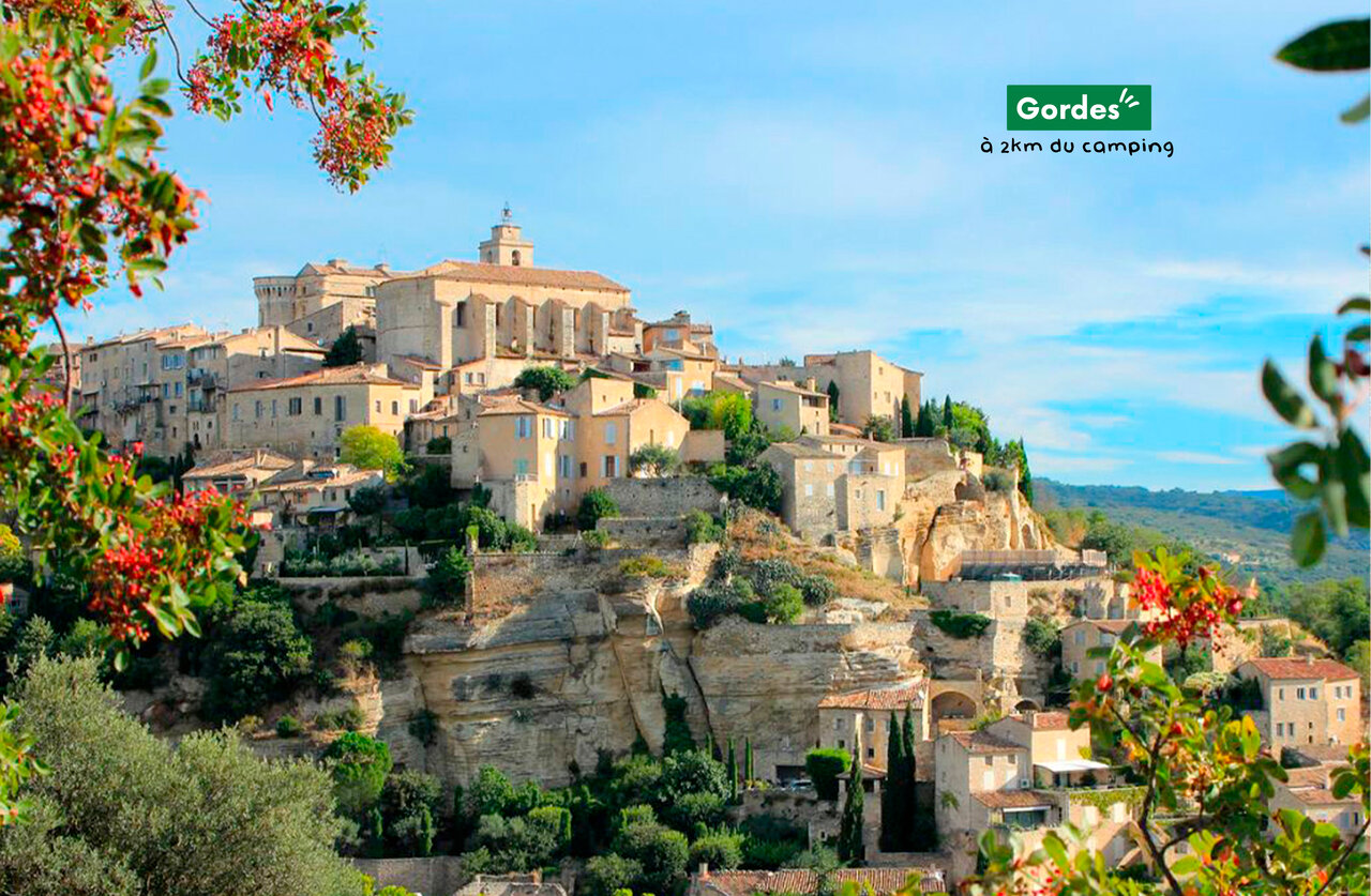 Magnifique village perch� de Gordes en Provence, � visiter pr�s du camping.