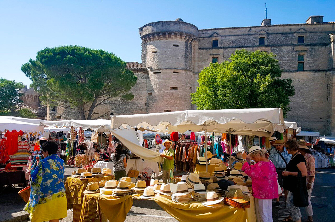 March� proven�al anim�, �tals de chapeaux, monument historique. Camping CLICOCHIC Gordes (84).