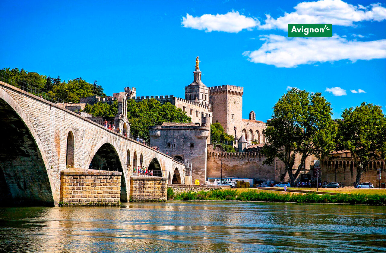 Pont d'Avignon et Palais des Papes, sites historiques � d�couvrir pr�s d'Avignon, Provence.