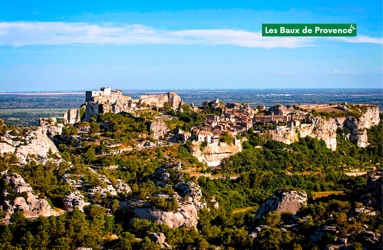 Village perch� m�di�val des Baux de Provence, un site historique � visiter.