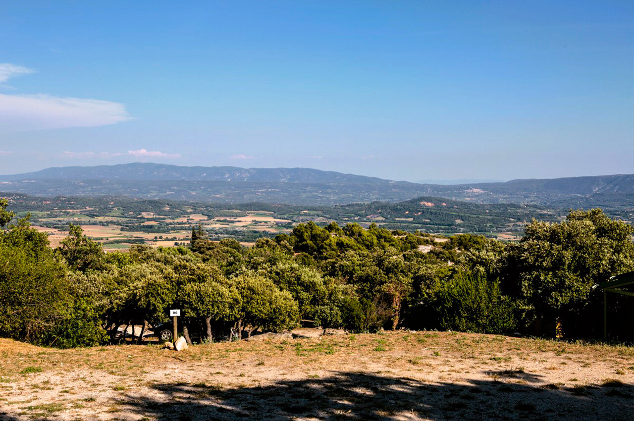 Paysage naturel et vue panoramique au camping CLICOCHIC � GORDES (84).