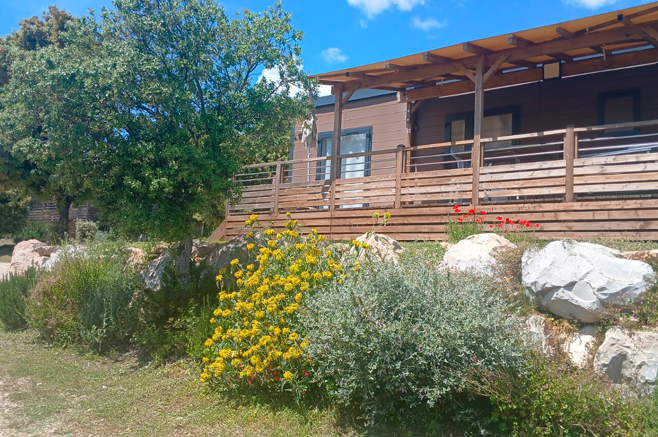 Mobil-home moderne avec terrasse en bois au camping CLICOCHIC GORDES (84).