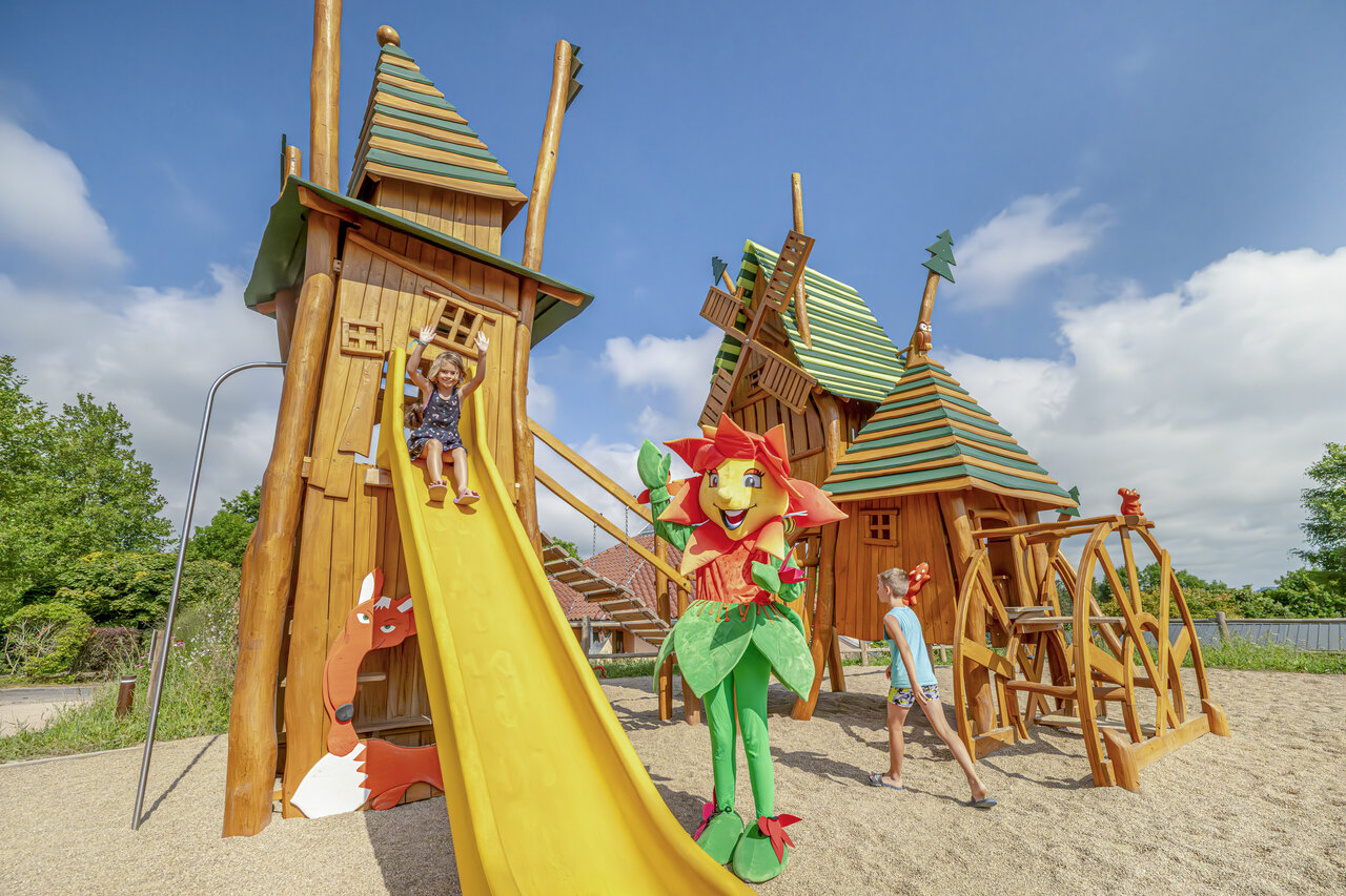 Toboggan, aire de jeux au camping CLICOCHIC Source du Jabron � Comps.