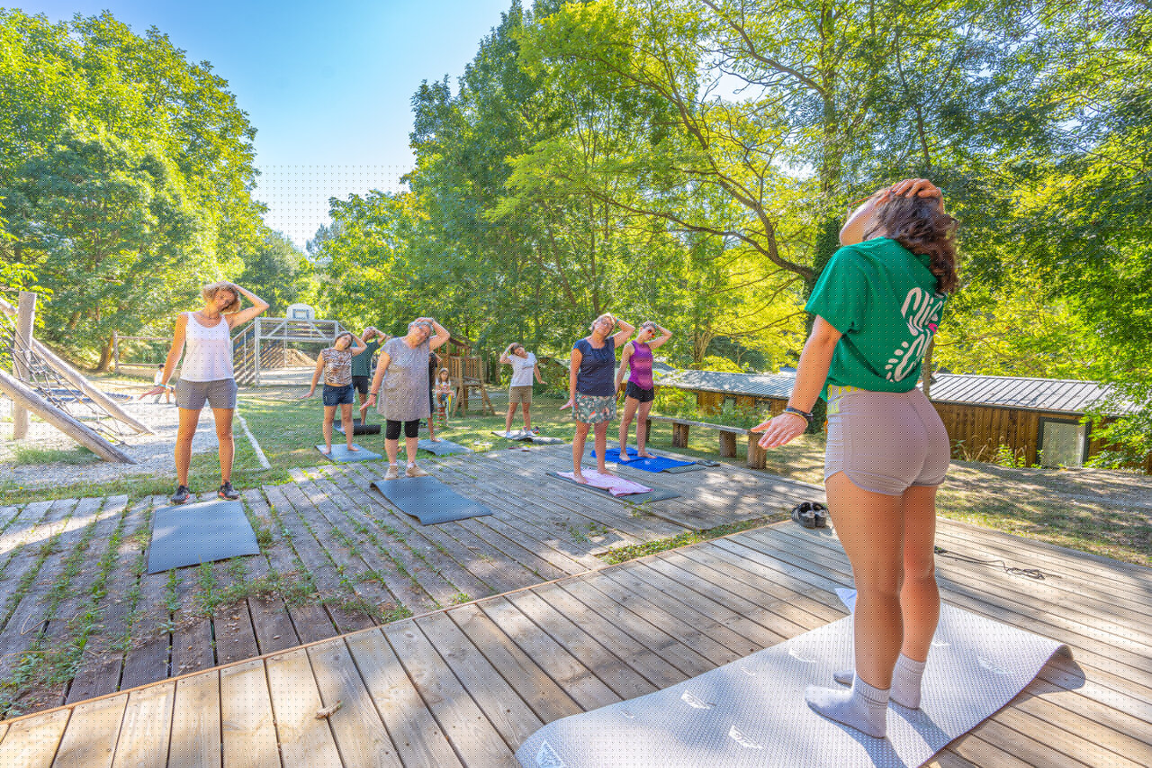 Cours de yoga en plein air pour adultes au camping CLICOCHIC Source du Jabron � Comps (26).