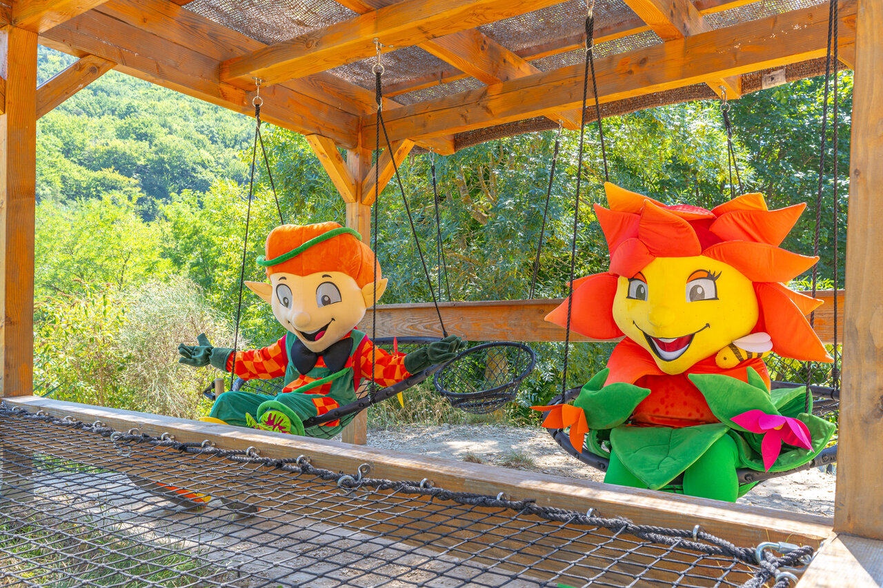Mascottes souriantes sur balan�oires, jeux au camping CLICOCHIC Source du Jabron.