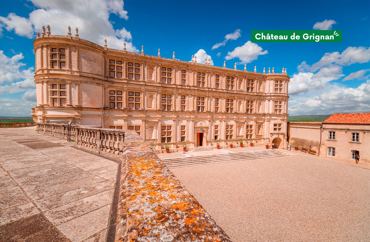Ch�teau de Grignan, monument historique � visiter pr�s du camping en Dr�me Proven�ale.