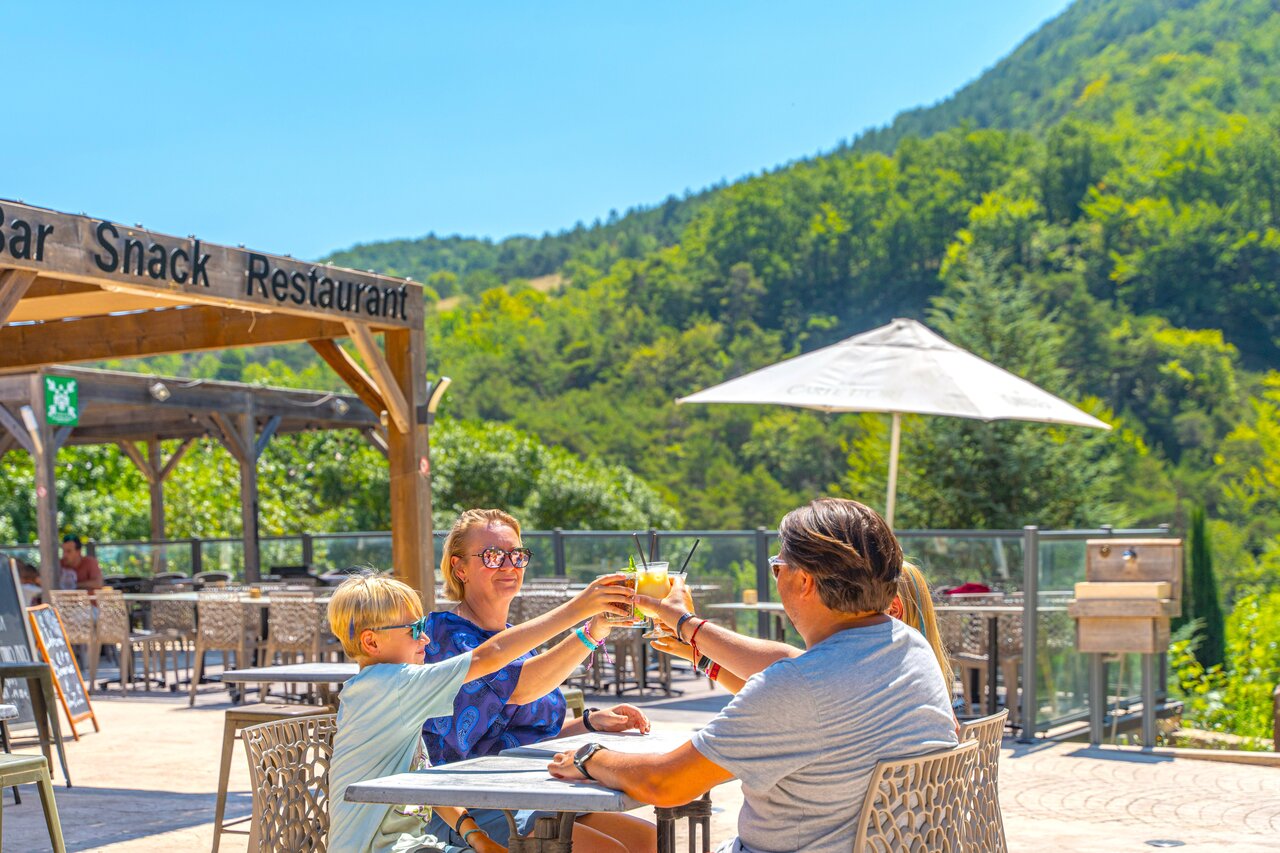 Bar-restaurant ext�rieur au camping CLICOCHIC Source du Jabron � Comps (26).