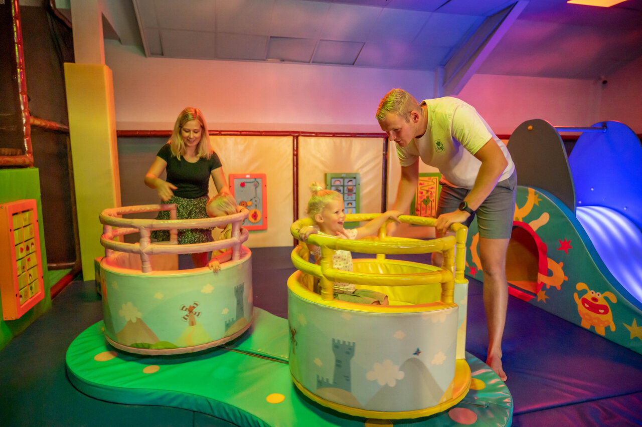 Aire de jeux int�rieure avec enfants et parents au camping CAPFUN De Sprookjescamping � Rheeze.