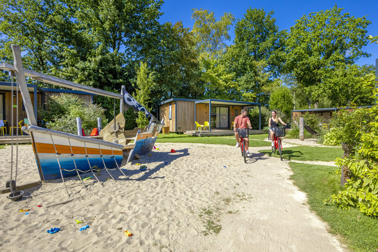 Aire de jeux bateau pirate, Mobil-homes et v�los au camping CAPFUN De Sprookjescamping � Rheeze.