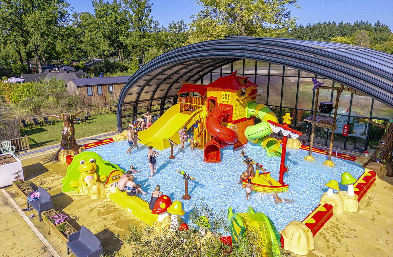 Parc aquatique couvert avec toboggans et jeux d'eau au camping CAPFUN De Sprookjescamping � Rheeze.