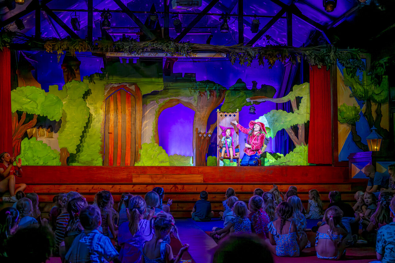 Spectacle pour enfants sur sc�ne avec d�cors au camping CAPFUN De Sprookjescamping � Rheeze.
