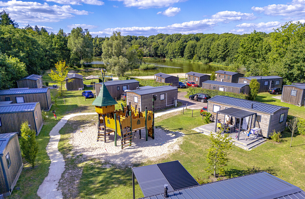 Mobil-homes et aire de jeux du CAPFUN De Sprookjescamping � Rheeze.