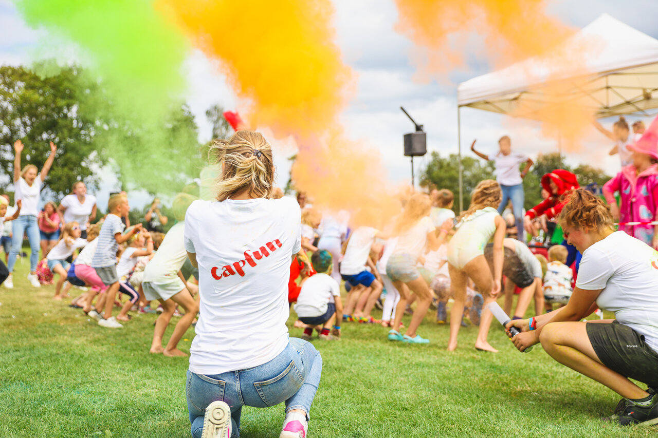 Activit� poudre color�e pour enfants et adultes au camping CAPFUN De Sprookjescamping � Rheeze.