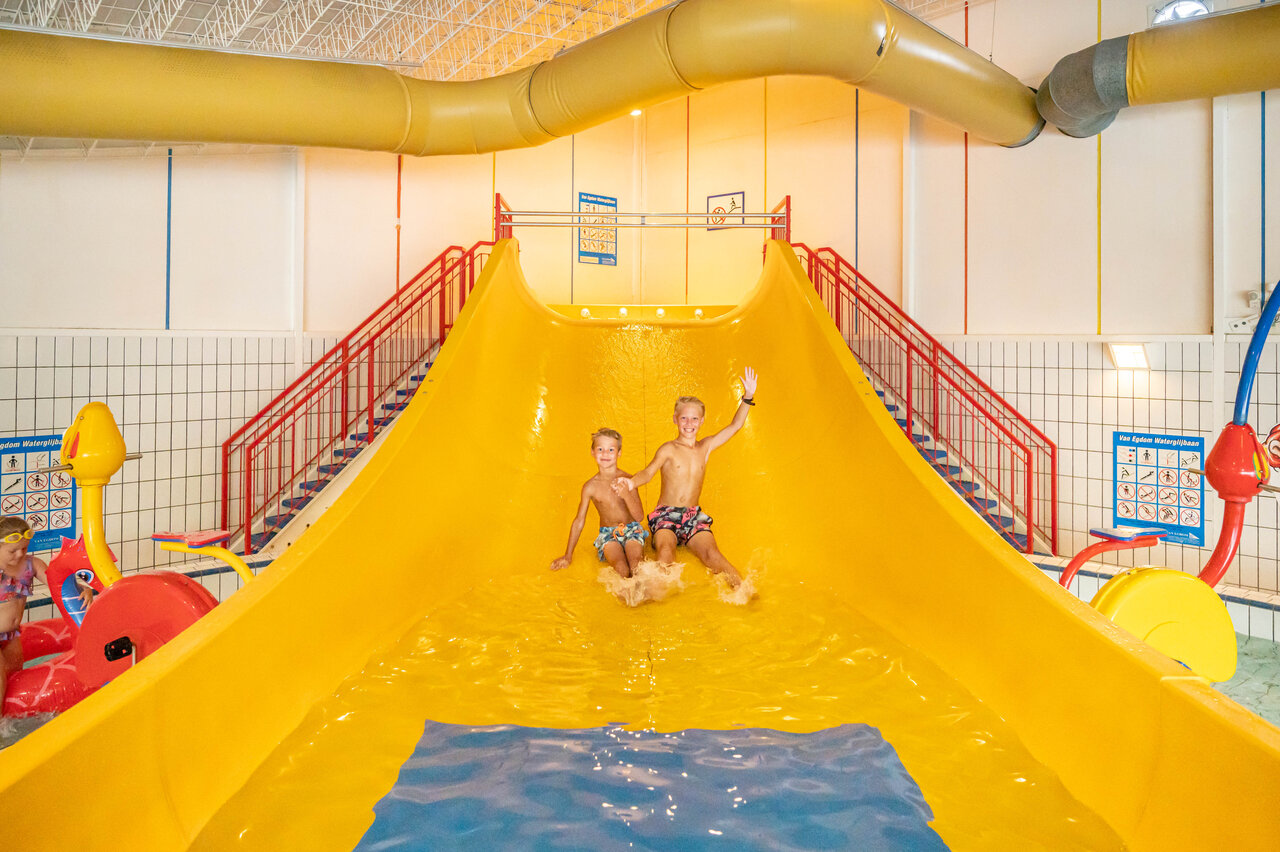 Toboggan aquatique, enfants, piscine couverte au camping CAPFUN De Sprookjescamping � Rheeze.