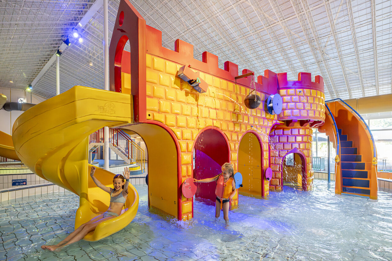 Aire de jeux aquatique int�rieure avec toboggan et ch�teau au camping CAPFUN De Sprookjescamping � Rheeze.