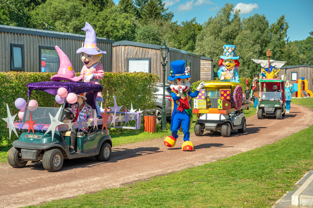 Parade d'animation avec mascottes et chars d�cor�s au camping CAPFUN De Sprookjescamping � Rheeze.