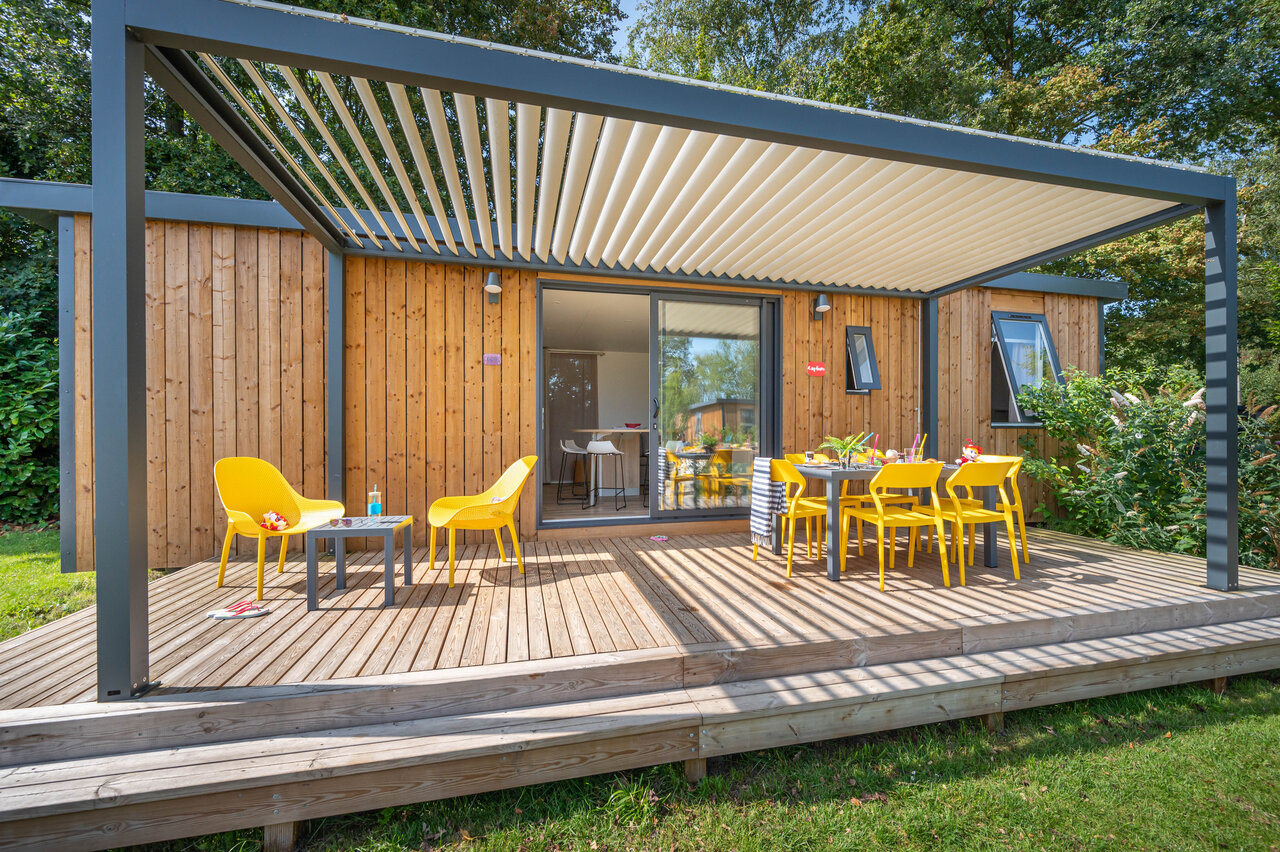 Mobil-home moderne avec terrasse en bois et pergola au camping CAPFUN De Sprookjescamping � Rheeze.