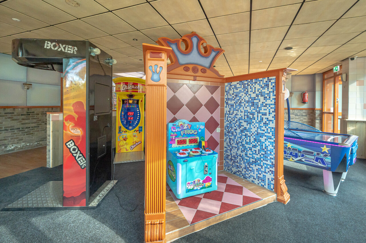 Espace jeux d'arcade au camping CAPFUN De Sprookjescamping � Rheeze.
