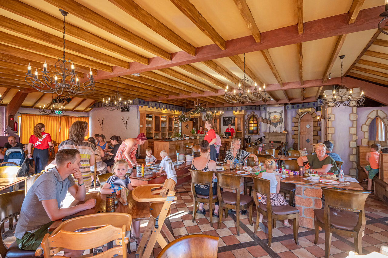 Restaurant familial anim� avec tables et clients au camping CAPFUN De Sprookjescamping � Rheeze.