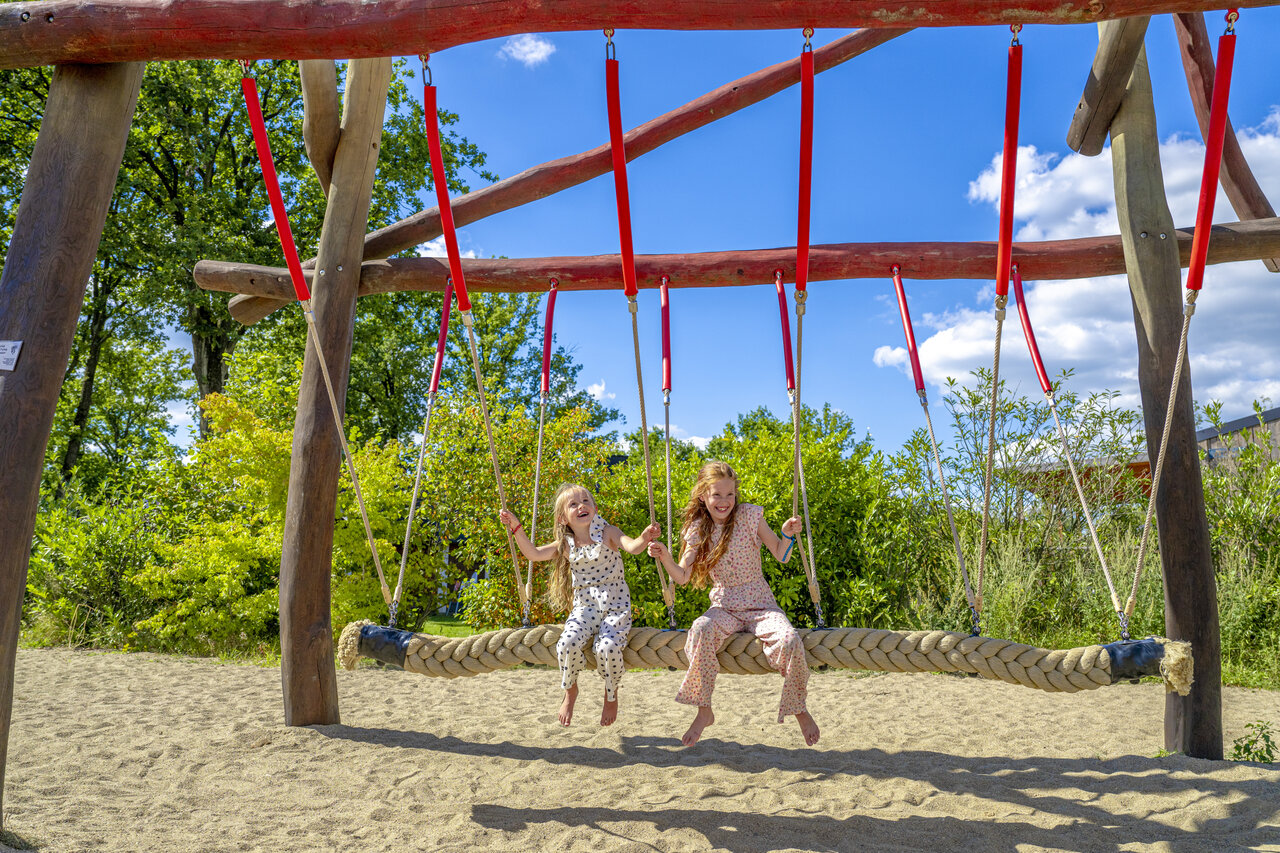 Grande balan�oire en corde pour enfants au camping CAPFUN De Sprookjescamping � Rheeze.