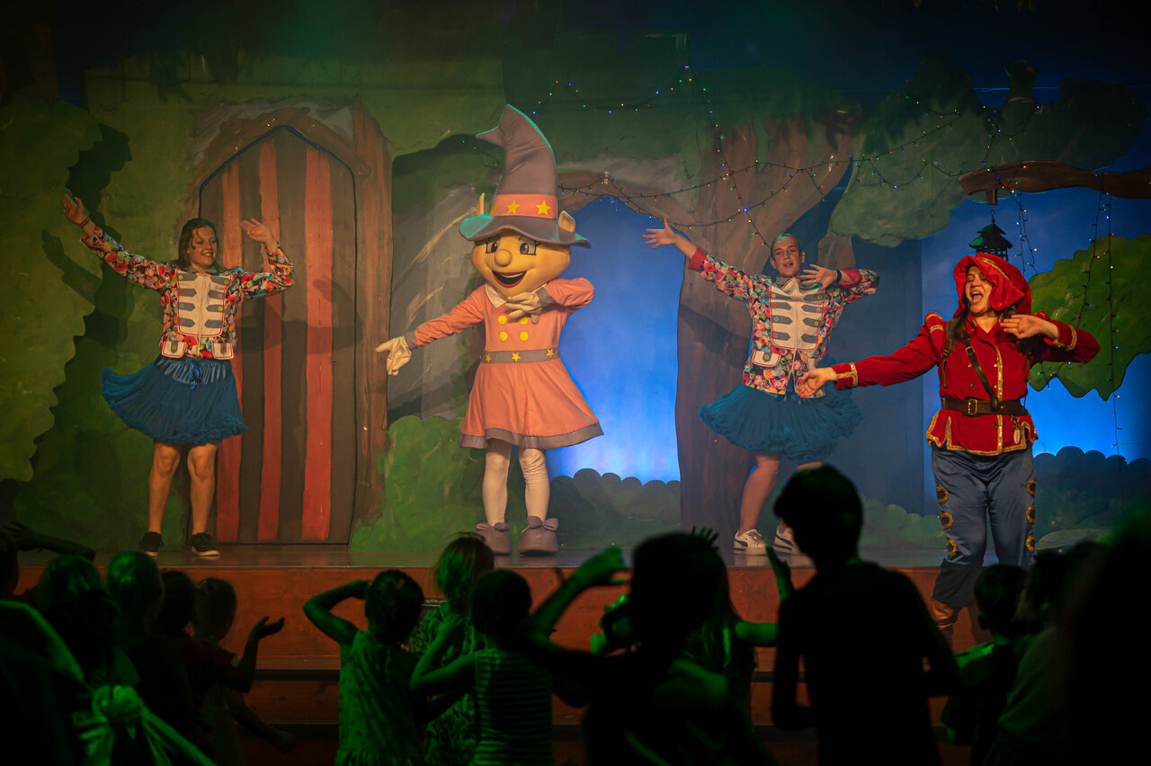 Spectacle d'animation avec mascottes et artistes pour enfants au camping CAPFUN De Sprookjescamping � Rheeze.
