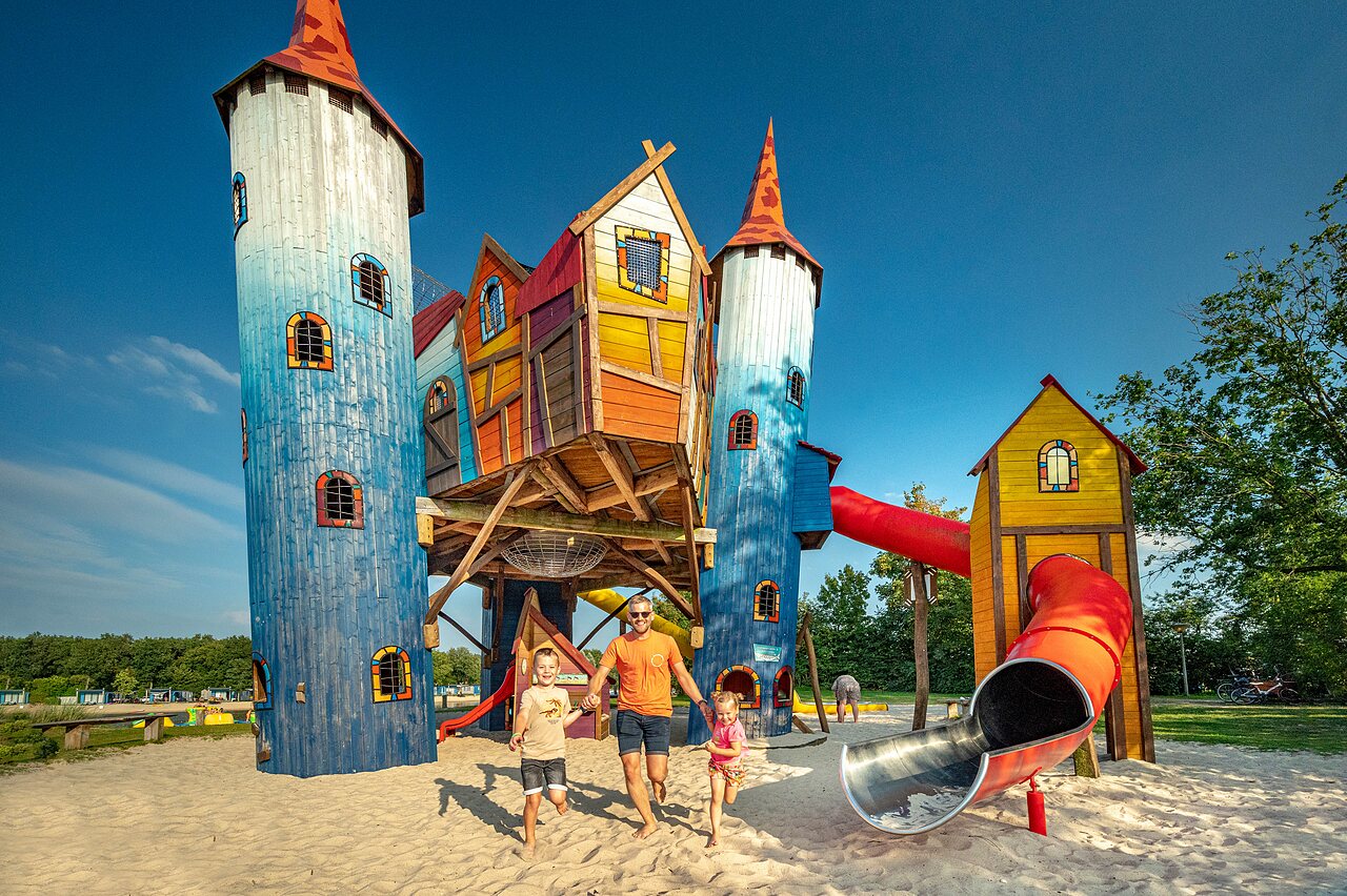 Ch�teau de jeux color�, toboggans au CAPFUN Vakantiepark Capfun het Stoetenslagh Rheezerveen.
