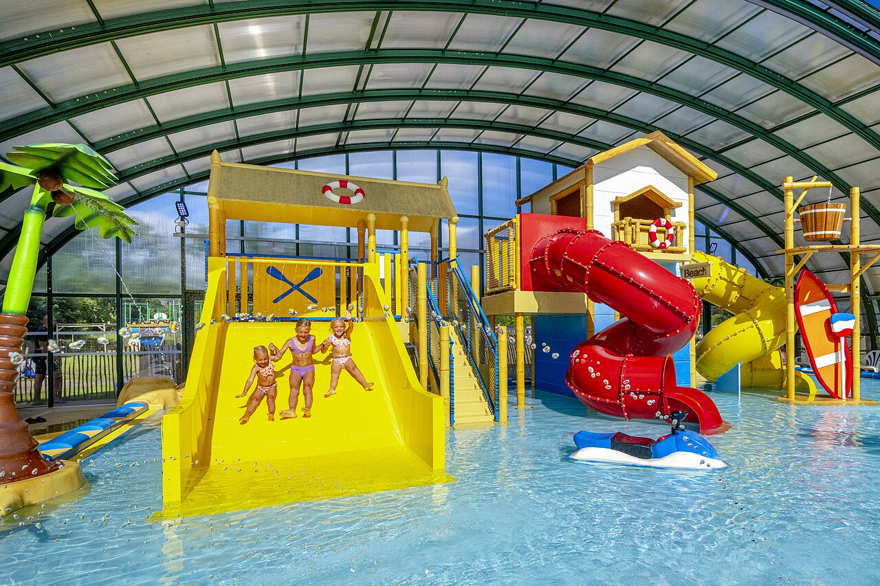 Piscine couverte, toboggans aquatiques, enfants au CAPFUN Vakantiepark Capfun het Stoetenslagh � Rheezerveen.