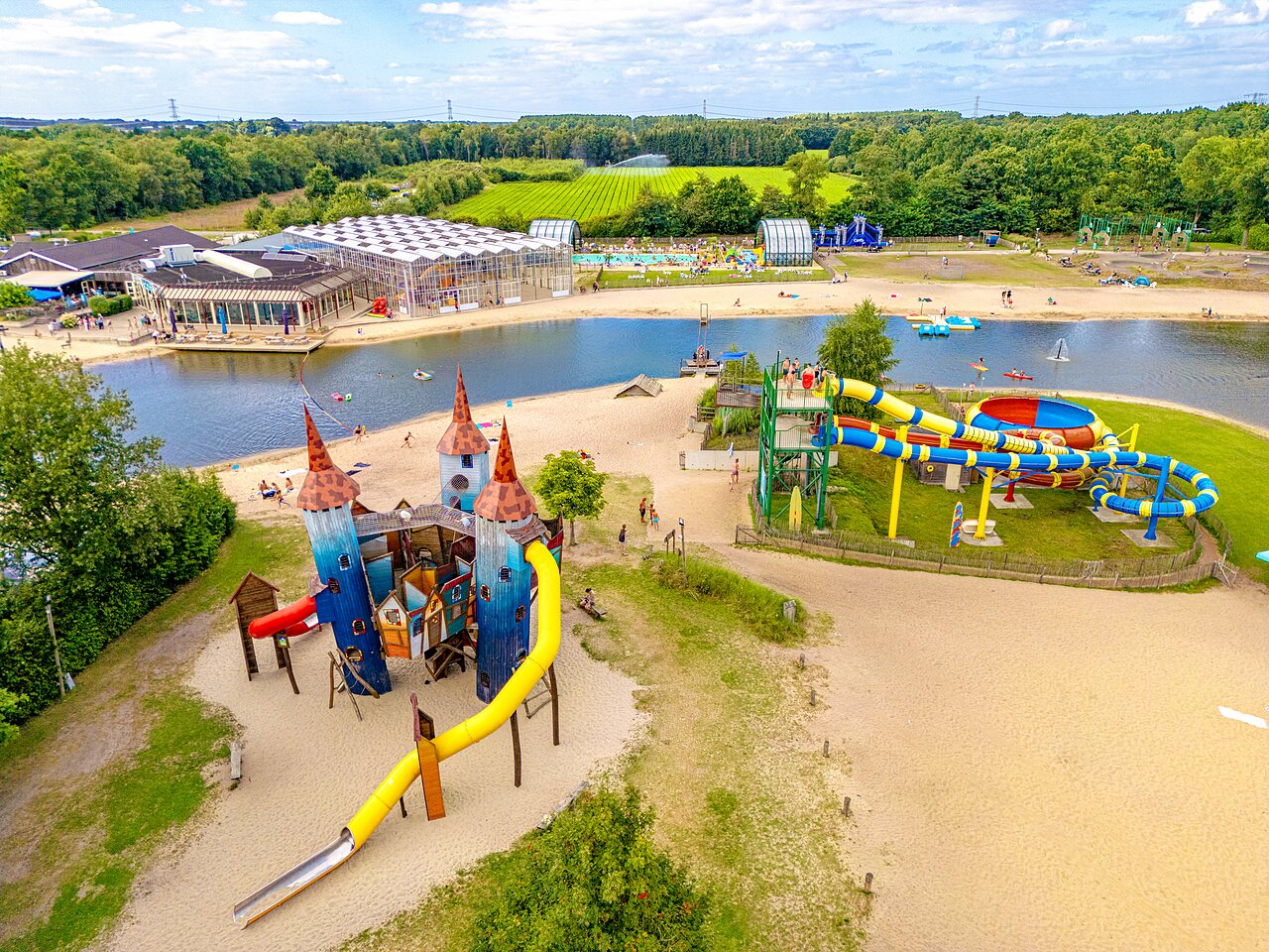 Toboggans aquatiques, lac et ch�teau de jeux au camping CAPFUN Vakantiepark Capfun het Stoetenslagh � Rheezerveen.