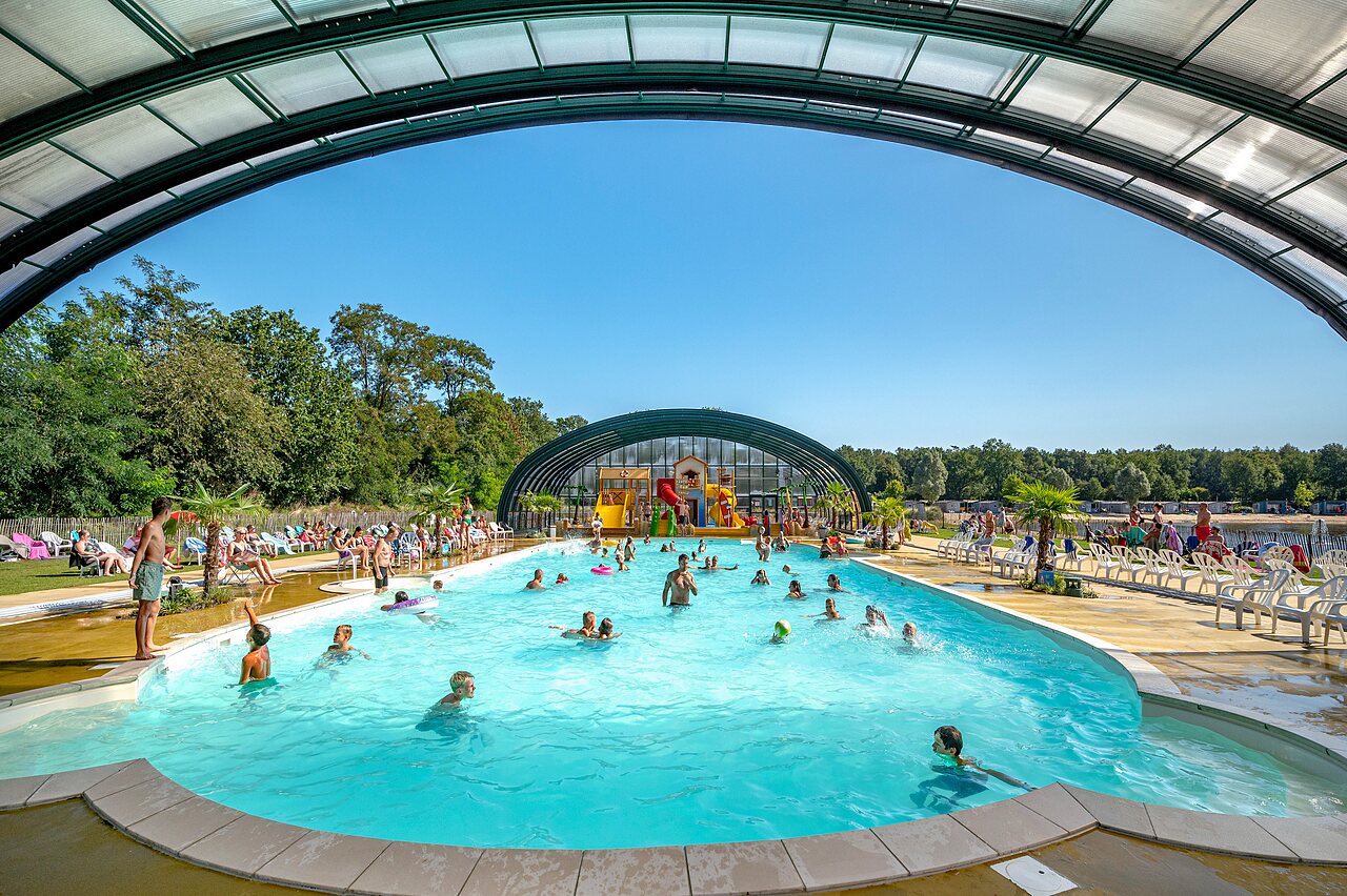 Piscine ext�rieure, toboggans et jeux aquatiques au camping CAPFUN het Stoetenslagh Rheezerveen.