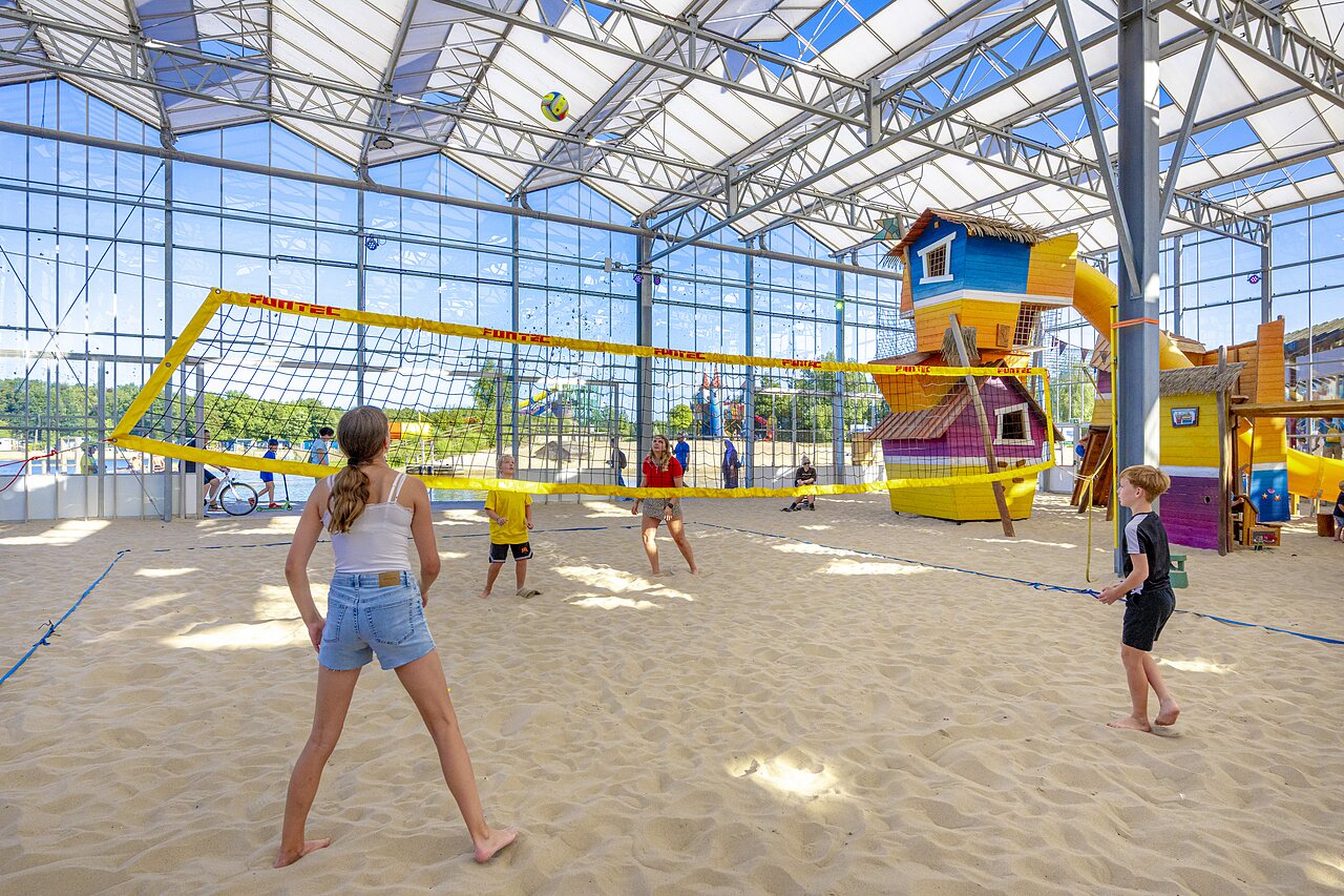 Beach-volley int�rieur, jeux enfants au CAPFUN Vakantiepark Capfun het Stoetenslagh � Rheezerveen.