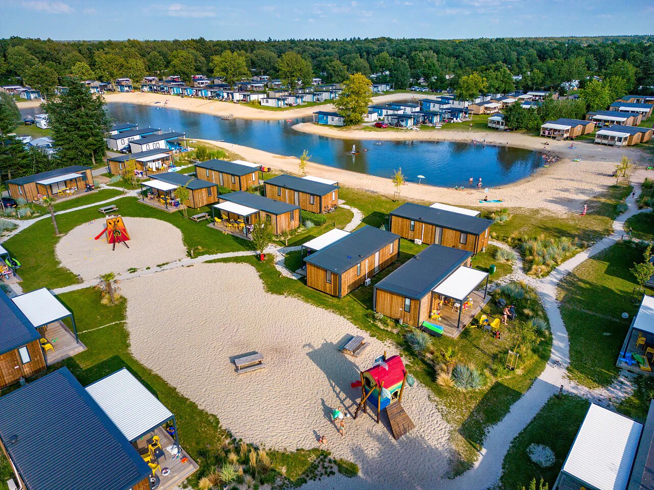 Lac, plage, Mobil-homes au camping CAPFUN Vakantiepark Capfun het Stoetenslagh � Rheezerveen.