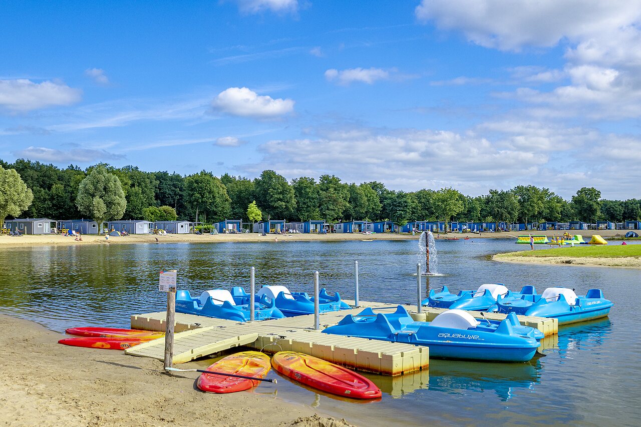 P�dalos, kayaks et plage de sable du lac au camping CAPFUN het Stoetenslagh � Rheezerveen.