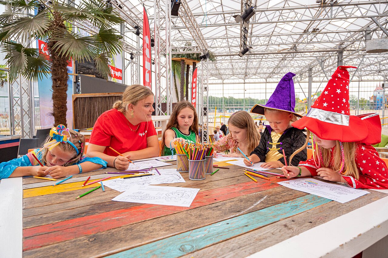 Animation enfants avec coloriage et costumes au camping CAPFUN Vakantiepark Capfun het Stoetenslagh � Rheezerveen.