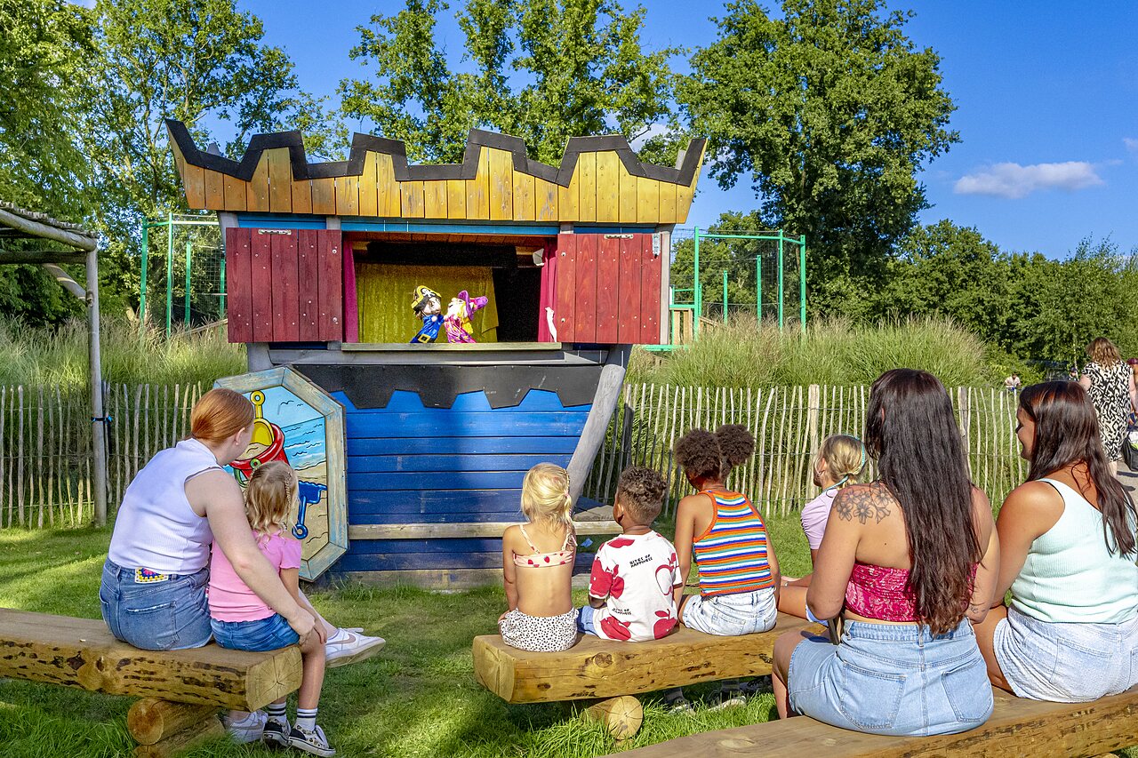 Spectacle de marionnettes pour enfants sur sc�ne au camping CAPFUN Vakantiepark Capfun het Stoetenslagh.