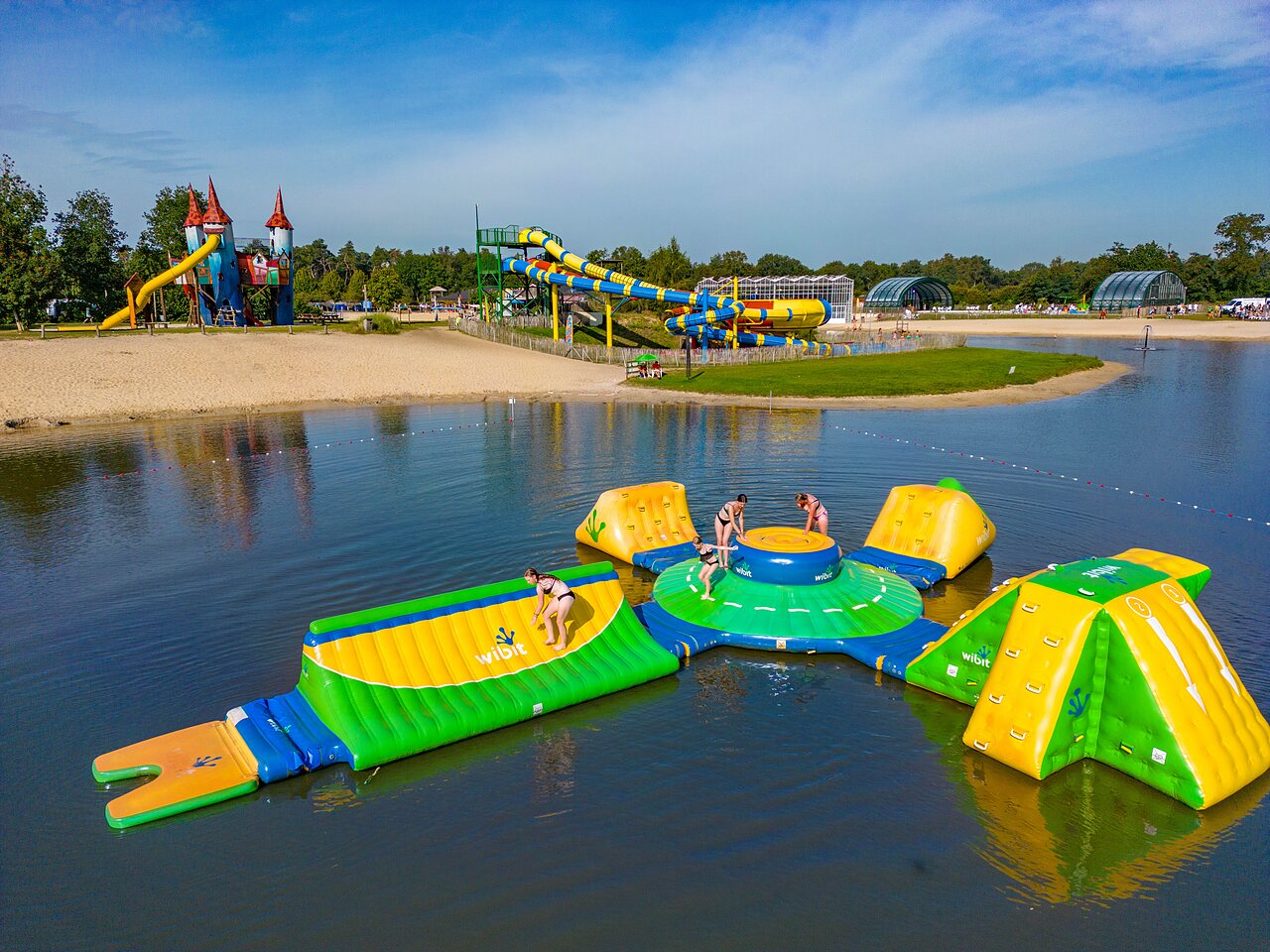 Parc aquatique sur lac au camping CAPFUN Vakantiepark Capfun het Stoetenslagh � Rheezerveen.