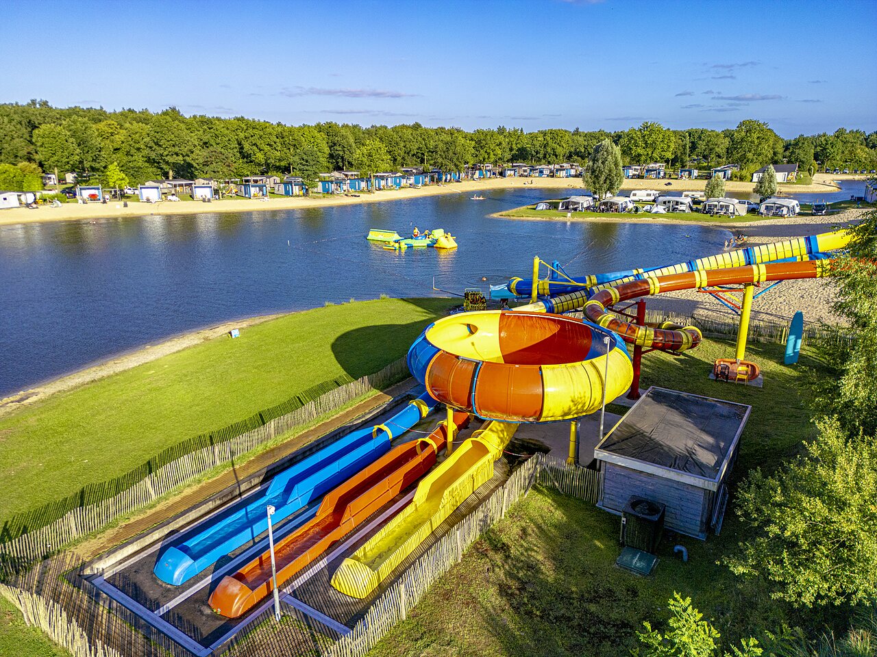 Toboggans aquatiques color�s et lac au CAPFUN het Stoetenslagh Rheezerveen.
