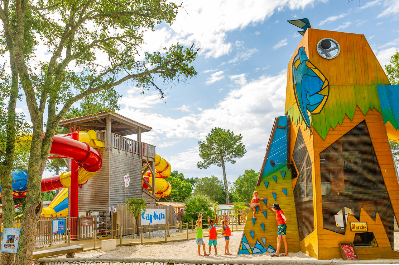 Toboggans aquatiques color�s et mur d'escalade pour enfants au camping CAPFUN Sud Land � Labenne-Ocean.