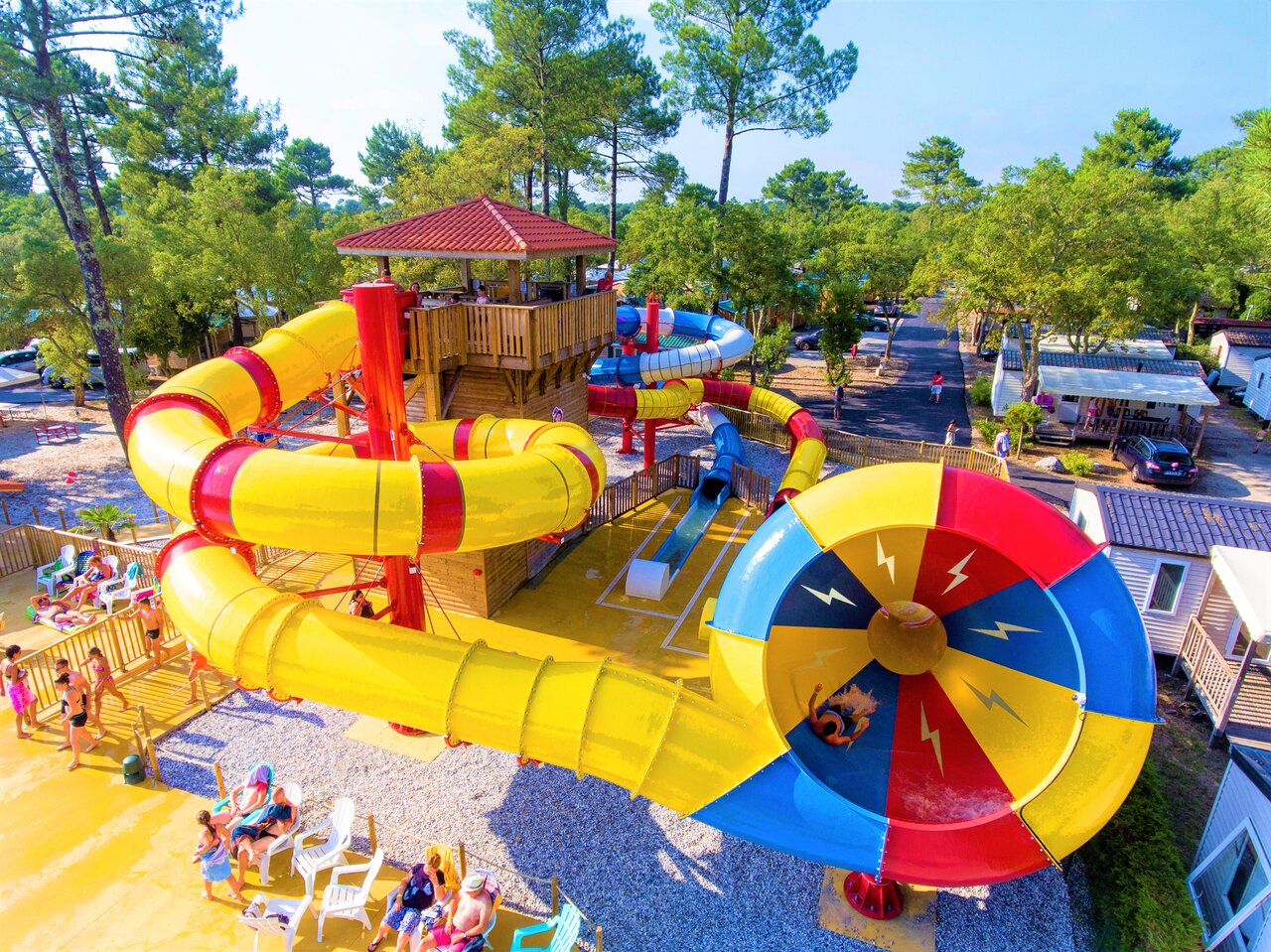 Toboggans aquatiques g�ants et piscine au camping CAPFUN Sud Land � Labenne-Ocean (40).