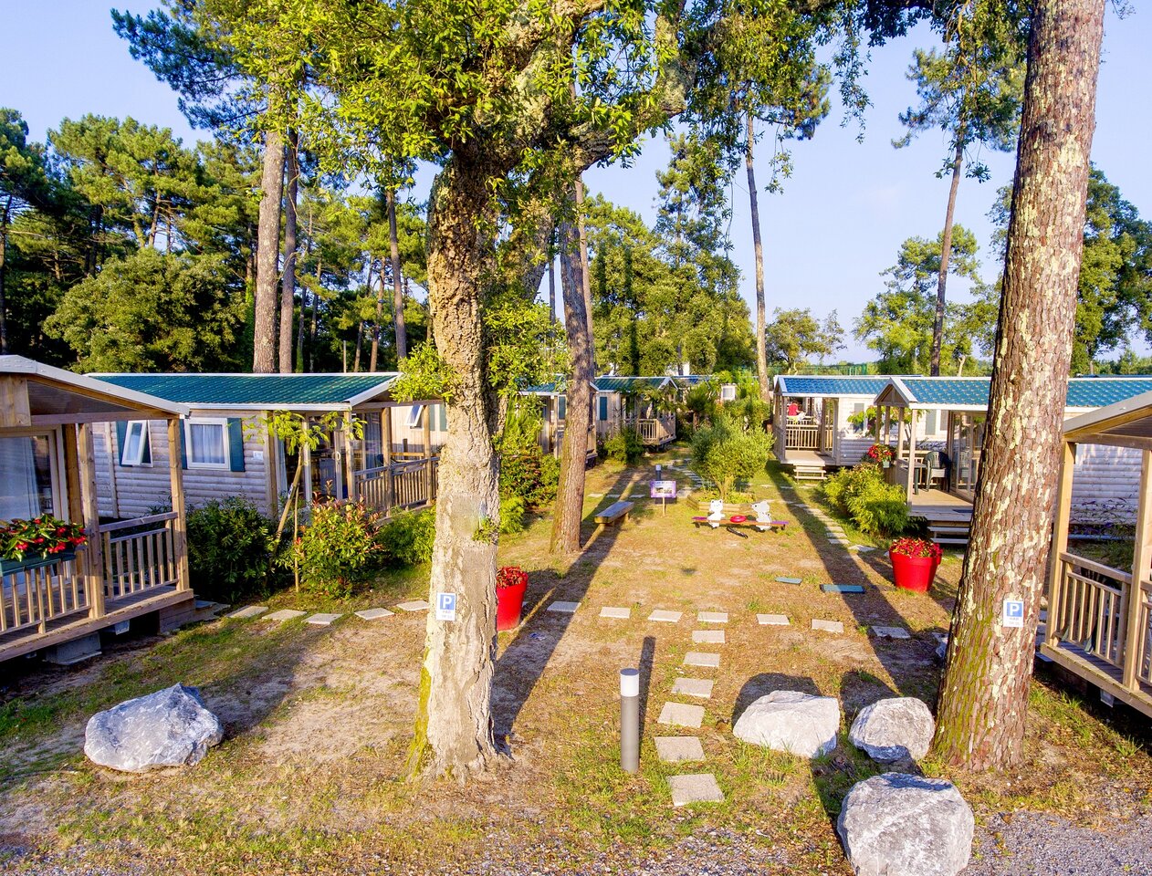 Mobil-homes confortables sous les arbres au camping CAPFUN Sud Land � Labenne-Ocean.