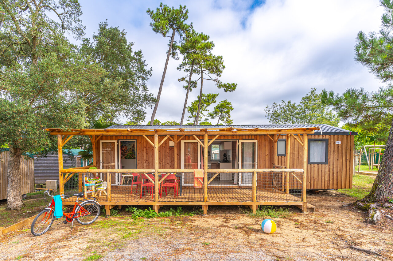 Mobil-home en bois avec terrasse, v�lo, ambiance nature au camping CAPFUN Sud Land.