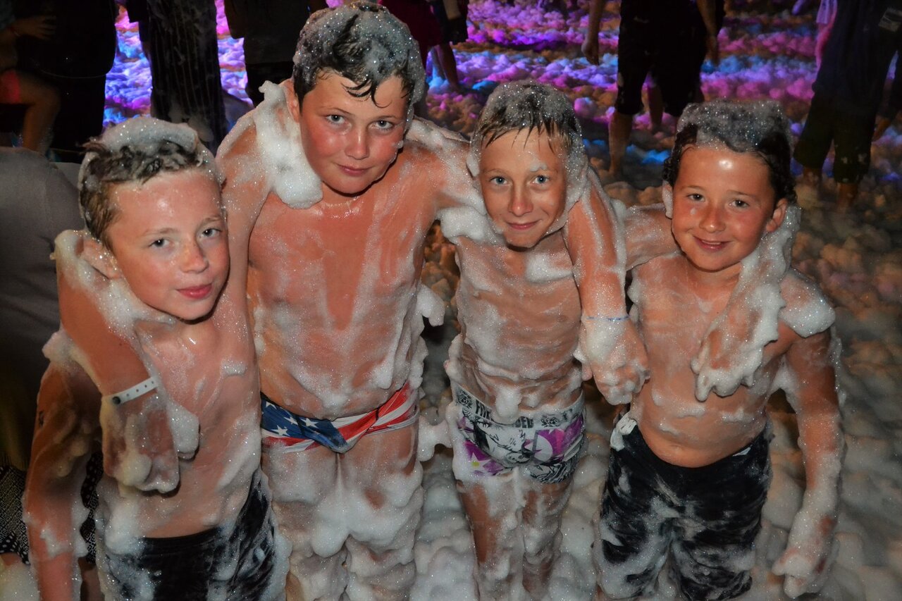 Enfants souriants profitant d'une soir�e mousse anim�e au camping CAPFUN Sud Land � Labenne-Ocean.