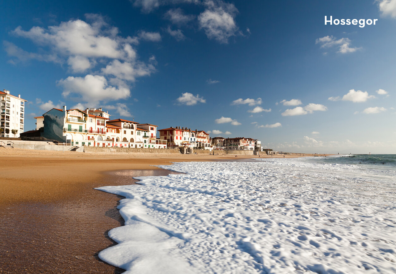Plage d'Hossegor avec ses b�timents color�s et vagues de l'oc�an, Landes.